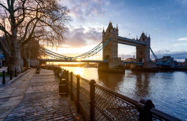 amanecer del puente de la torre de londres - british flag london england flag british culture fotografías e imágenes de stock