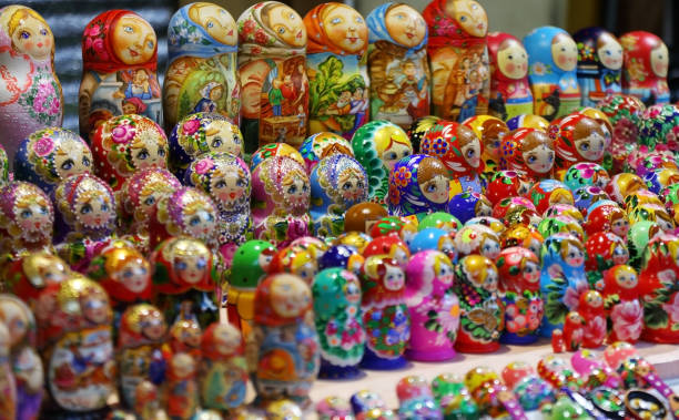 bonecas russas coloridas - russian nesting doll babushka doll large group of objects - fotografias e filmes do acervo