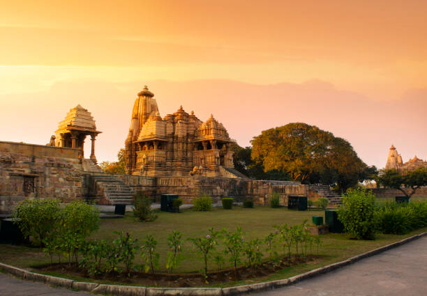 grupo occidental del templo khajuraho, madhya pradesh india - india statue carving history fotografías e imágenes de stock