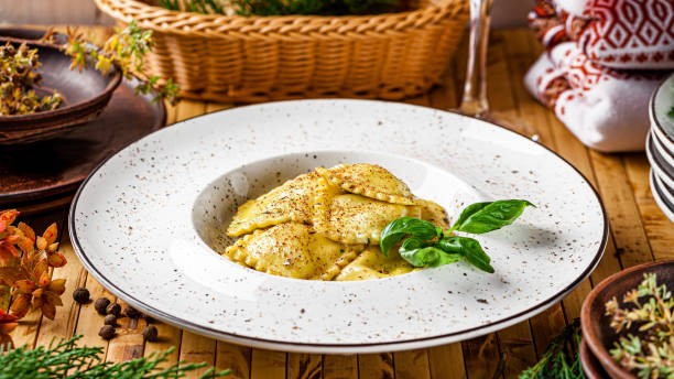 italienischeküche. ravioli mit fetakäse. servieren sie in einem restaurant im ukrainischen stil. kopierraum, hintergrundbild - fetta cheese fotos stock-fotos und bilder