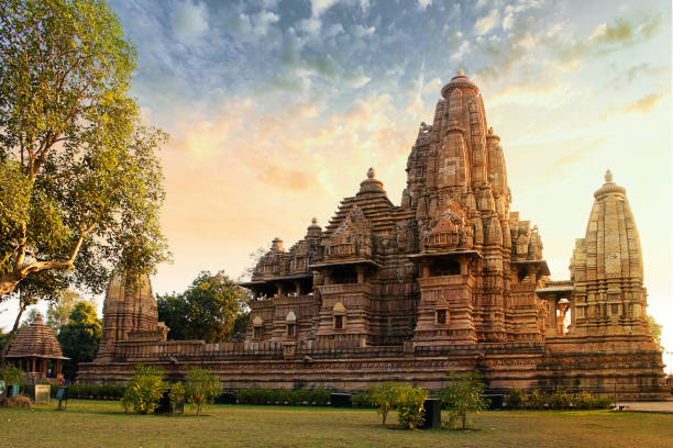 templo de khajuraho, madhya pradesh, india - madhya fotografías e imágenes de stock