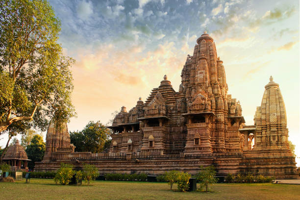 tempio di khajuraho, madhya pradesh, india - ancient world foto e immagini stock