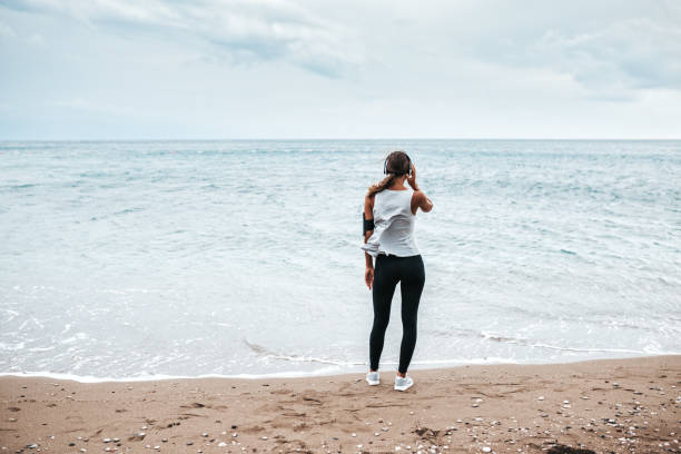 istock Fit girl practicing by the sea 1195731550