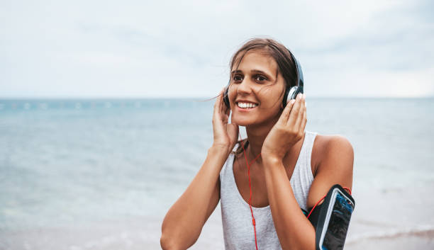 istock Fit girl practicing by the sea 1195732499
