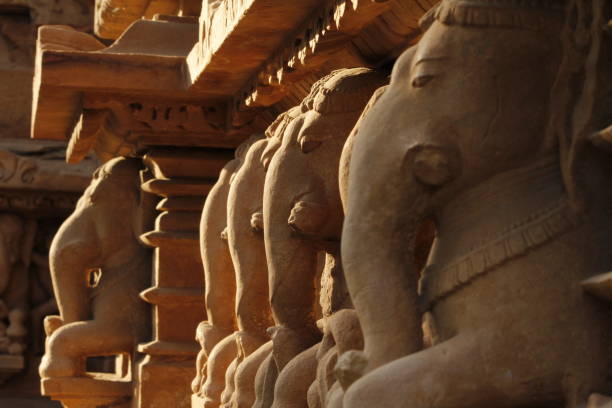templo de khajuraho, madhya pradesh, india - khajuraho india indian culture temple fotografías e imágenes de stock