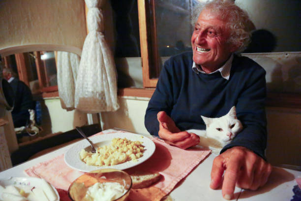 Cтоковое фото Отец рассказывает историю с котом на коленях