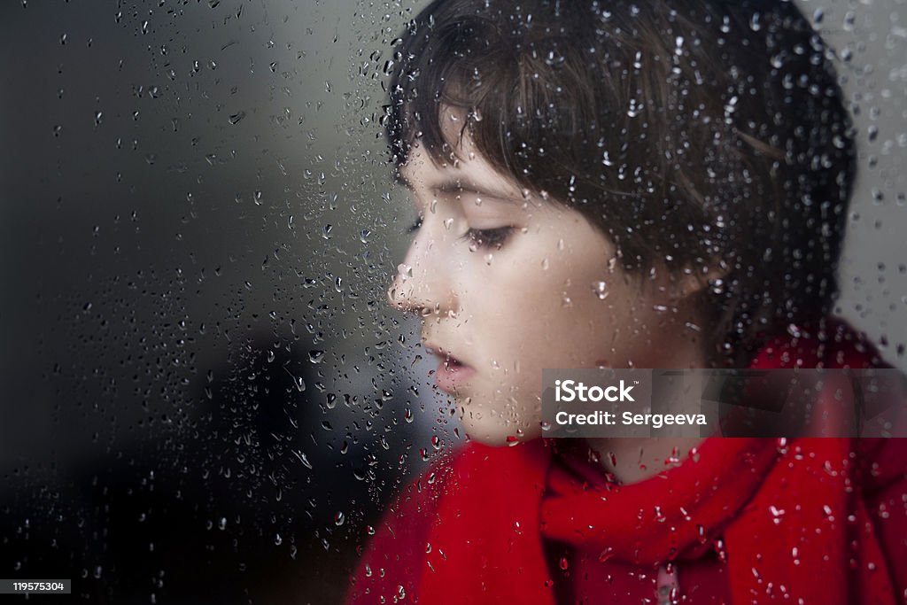 Triste Garoto por um vidro de bebidas alcoólicas - Foto de stock de Chuva royalty-free