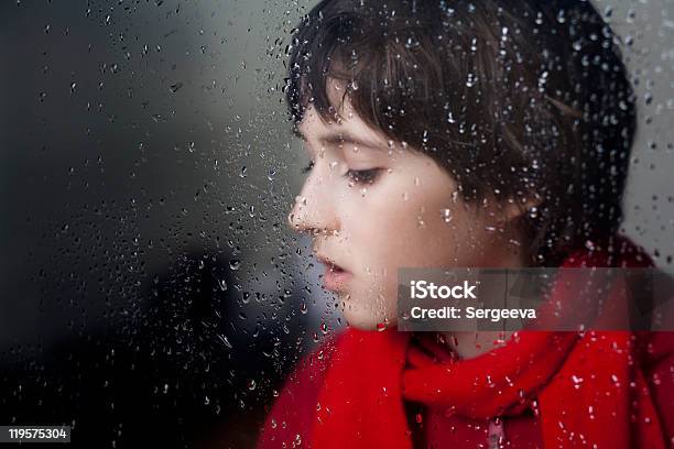 Foto de Triste Garoto Por Um Vidro De Bebidas Alcoólicas e mais fotos de stock de Chuva - Chuva, Cor Preta, Criança