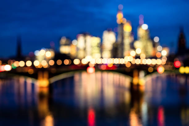 夜に焦点を当てた輝く街並み - frankfurt germany night skyline ストックフォトと画像