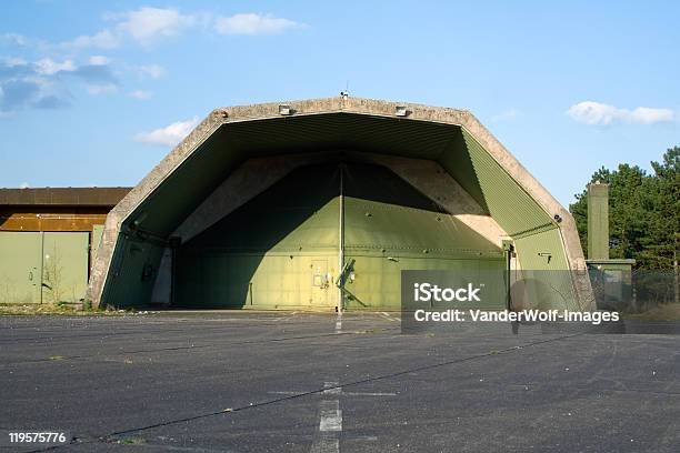 Aeronaves Bunker - Fotografias de stock e mais imagens de Abrigo Anti-Bombas - Abrigo Anti-Bombas, Aeroporto, Base Militar