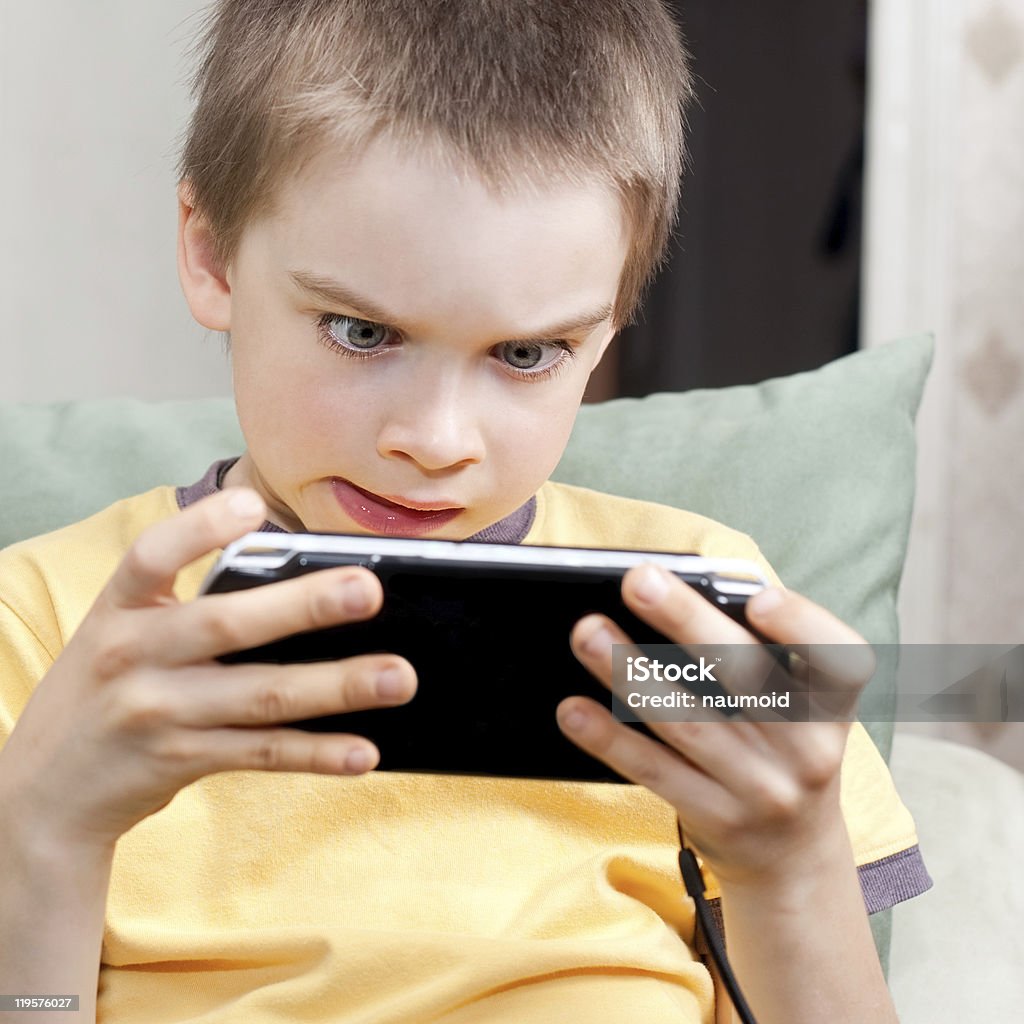 Junge spielen Spiele-Konsole - Lizenzfrei 6-7 Jahre Stock-Foto