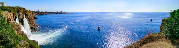 panorama marino de antalya (turquía) con una cascada duden y barcos turísticos en el agua - water waterfall sky seascape fotografías e imágenes de stock