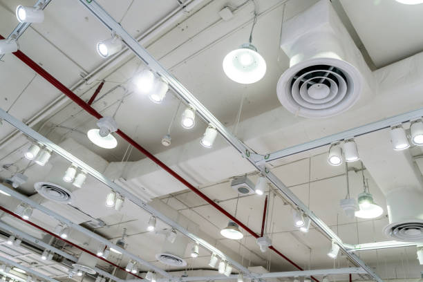 bare ceiling with air duct, cctv, air conditioner pipe and fire sprinkler system on white ceiling wall. air flow and ventilation system. ceiling lamp light with opened light. interior architecture. - engineering nobody contemporary new imagens e fotografias de stock