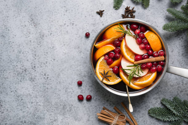 navidad vino caliente caliente sobre mesa de piedra gris - hot apple cider cider cinnamon heat fotografías e imágenes de stock