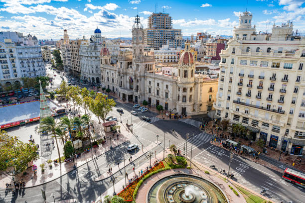 vista aérea del ayuntamiento de valencia. plaza del ayuntamiento. valencia, españa - valencia fotografías e imágenes de stock
