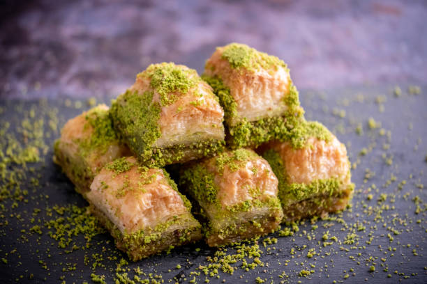 présentation de noix, pistache de style turc antep baklava. baklava de la cuisine turque - greek cuisine greek culture food table photos et images de collection