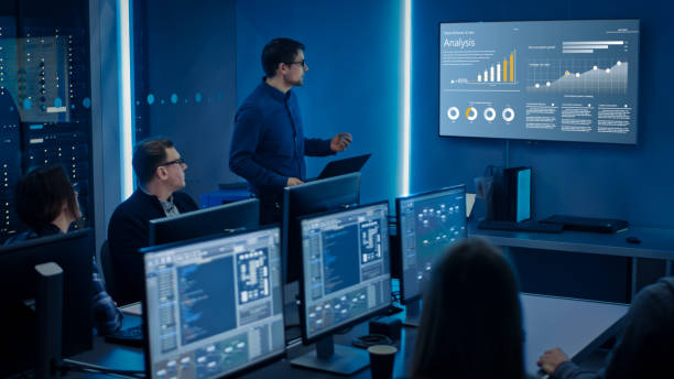 team von professionellen it-entwickler haben ein meeting, sprecher zeigt wachstumsdaten mit grafiken, diagramme, software-ui. auf dem fernseher angezeigt. konzept: software ui entwicklung, deep learning, graphs, charts. - fernsehbranche grafiken stock-fotos und bilder