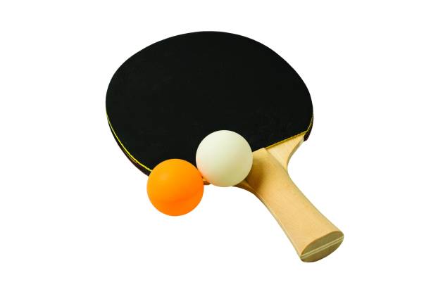 オレンジと白のボールが隔離された卓球のための黒いラケットのクローズアップビュー。ピンポンゲームのコンセプト。スポーツと健康的なライフスタイルの背景 - tennis ball ball isolated sport ストックフォトと画像