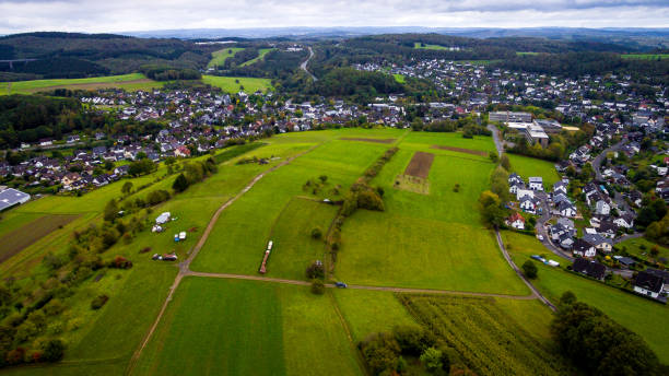 areal uitzicht op büschergrund een klein dorpje freudenberg - areal stockfoto's en -beelden