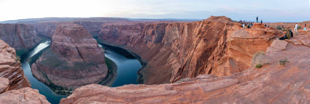 horseshoe bend, page, arizona - majestic mountain river horseshoe bend fotografías e imágenes de stock