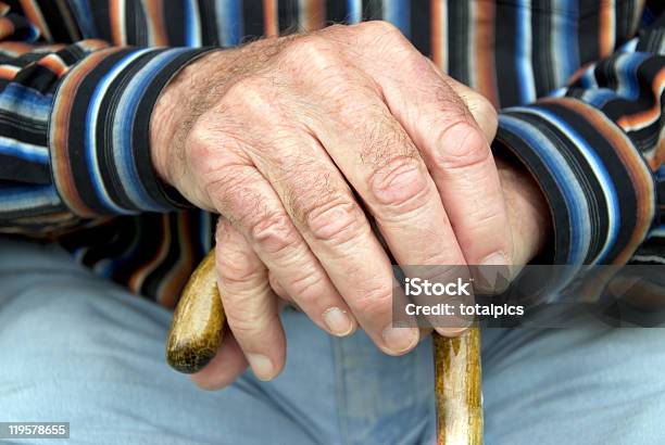 Uomo Anziano - Fotografie stock e altre immagini di Adulto - Adulto, Bastone da passeggio, Casa di riposo