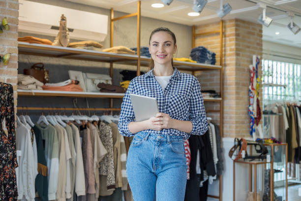 retrato da vendedora - clothing store sales clerk usa clothing - fotografias e filmes do acervo