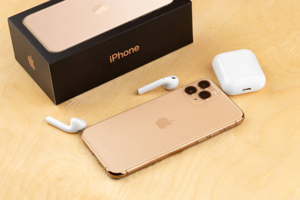 apple iphone 11 pro su una superficie di legno. il nuovo primo smartphone di apple. - steve jobs foto e immagini stock