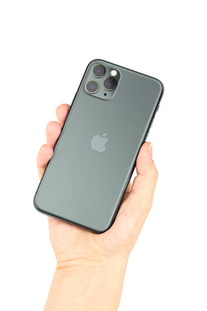 apple iphone 11 pro midnight green in mano su sfondo bianco. - steve jobs foto e immagini stock