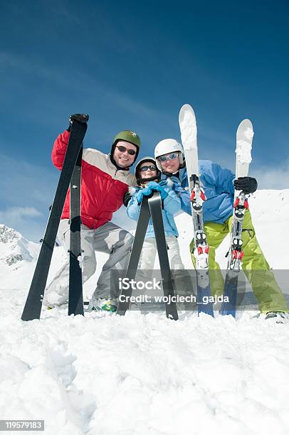 Photo libre de droit de Famille Heureuse Équipe De Ski banque d'images et plus d'images libres de droit de Ski - Ski, Activité, Activité de loisirs