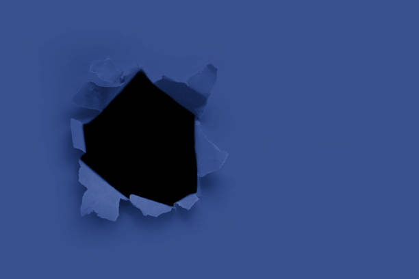 trou de papier révolutionnaire avec fond noir tonique avec la couleur classique bleue à la mode principale de l'année 2020. copyspase (copyspase) - hole punched paper photos et images de collection