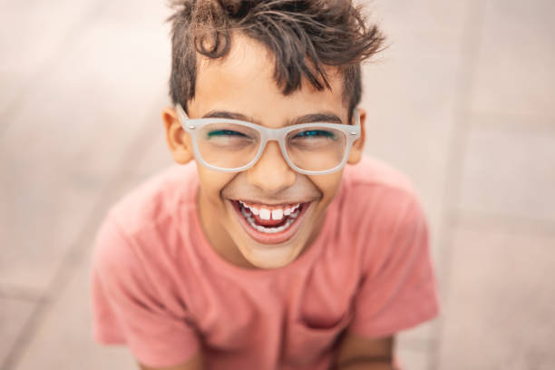 szczęśliwy chłopiec śmieje się na zewnątrz - glasses child little boys happiness zdjęcia i obrazy z banku zdjęć