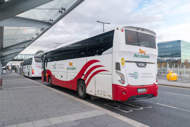 autobús eireann de transporte para irlanda. autobús en el aeropuerto de dublín. - bus coach bus travel red fotografías e imágenes de stock