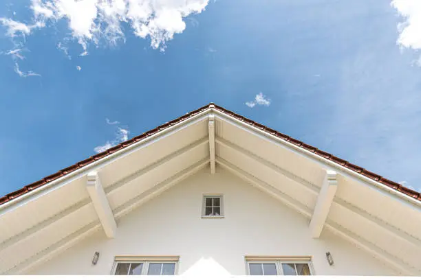 Gable at the front facade. Roof covered with red tiles.