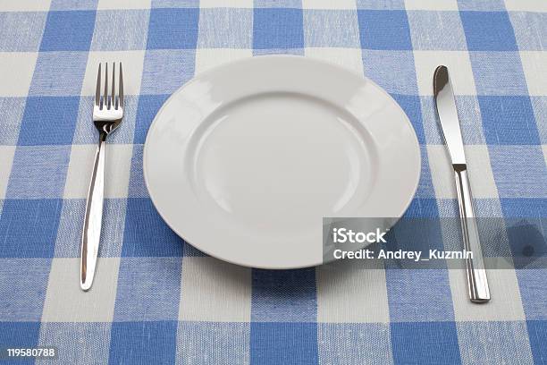 Chapa Branca Faca E Garfo Na Toalha De Mesa Azul Assinalada - Fotografias de stock e mais imagens de Arranjar