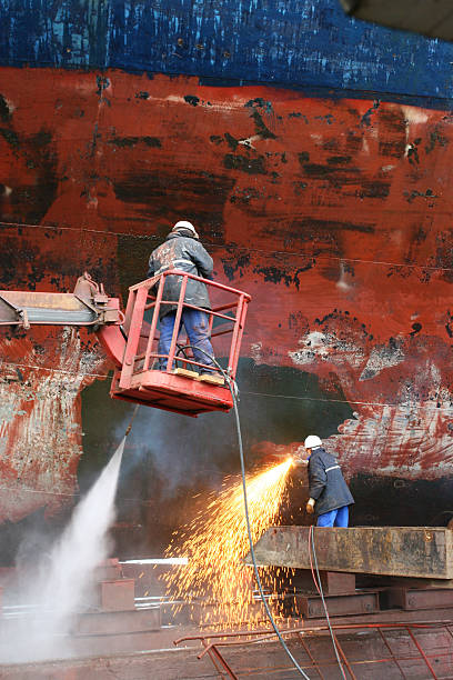 seco y húmedo proceso de raspado a un buque superficie - rust textured rusty industrial ship fotografías e imágenes de stock