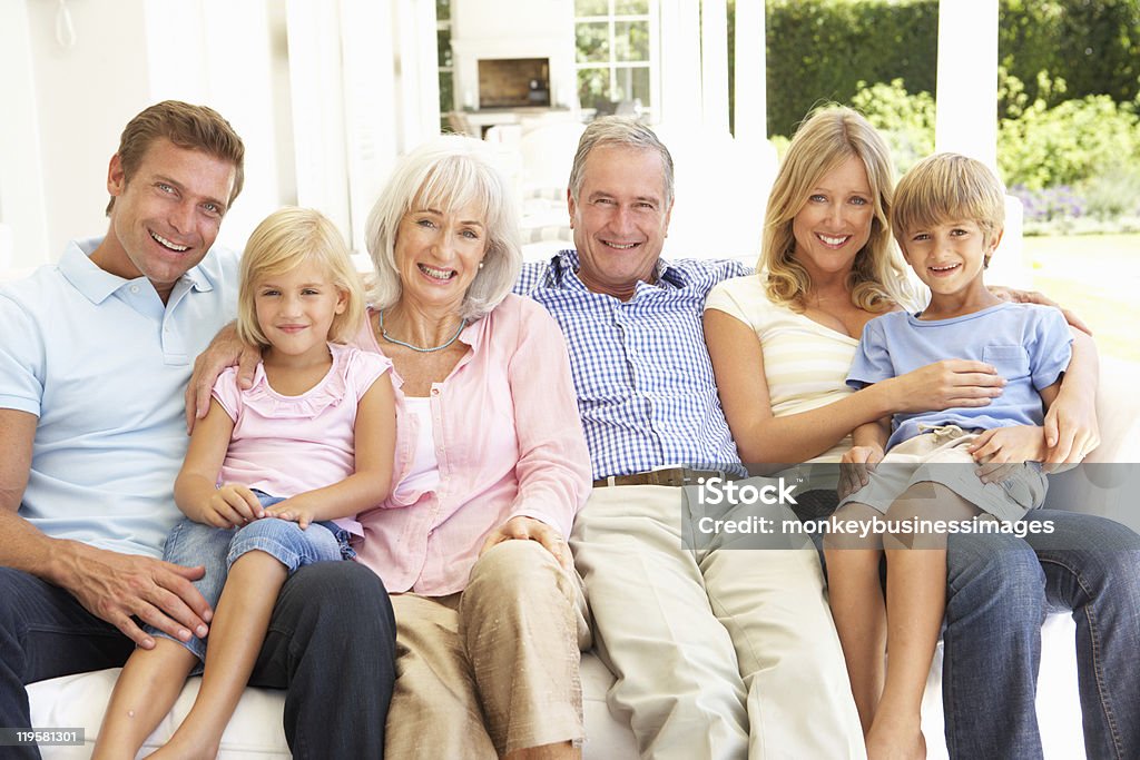 Famiglia estesa rilassante sul divano insieme - Foto stock royalty-free di 4-5 anni