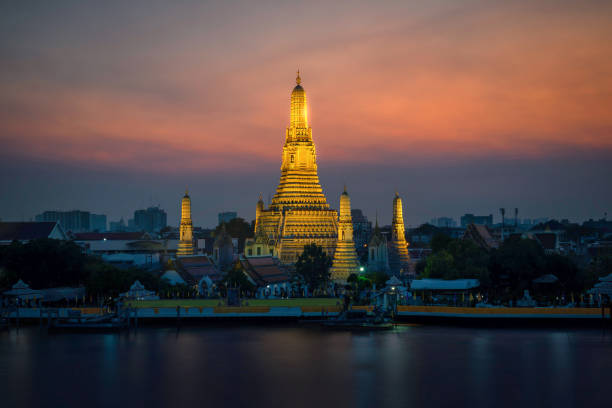 wat arun wahrzeichen von thailand - thailand new years eve songkran buddhist new year stock-fotos und bilder