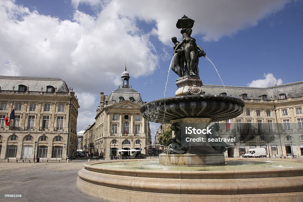Широкий угол: Фонтан в Бордо's Place de la Bourse - Стоковые фото Без людей роялти-фри