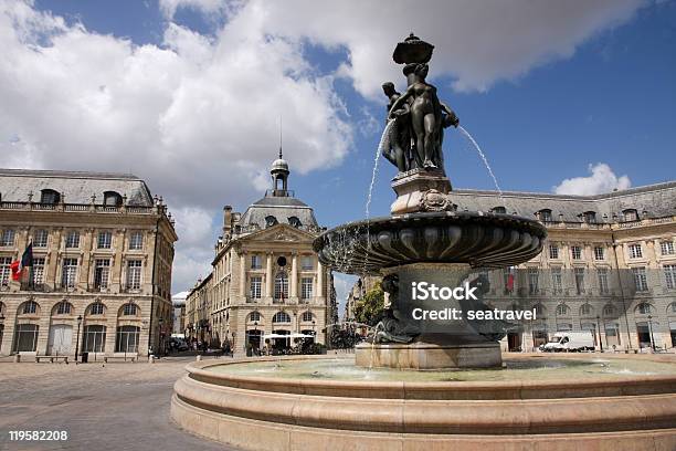 Широкий Угол Фонтан В Бордоs Place De La Bourse — стоковые фотографии и другие картинки Без людей - Без людей, Бордо, Внешний вид здания