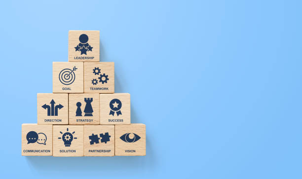 деревянный блок укладки пирамиды с иконой лидер бизнес�а на синем фоне. ключевые факторы успеха концепции элементов лидерства - success business growth key стоковые фото и изображения