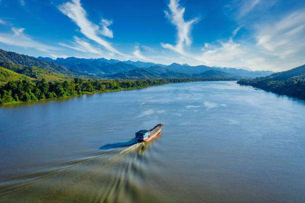 лаосский корабль крейсерской вдоль реки меконг в лаосе воздушный �беспилотный вид - река меконг стоковые фото и изображения