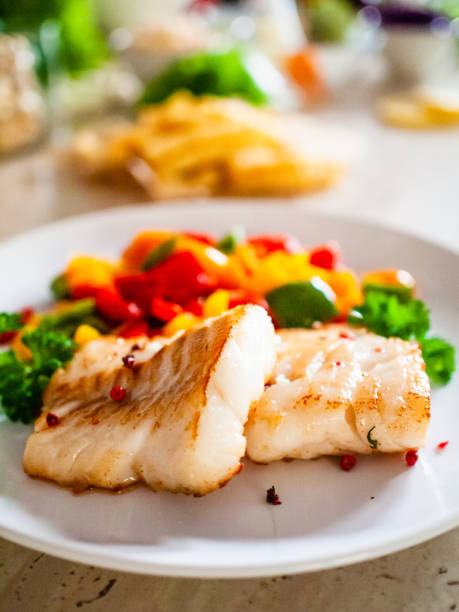 filé e vegetais de bacalhau frito - filete de lombo - fotografias e filmes do acervo