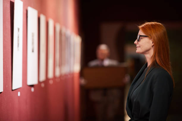 istock Woman in the gallery 1195845062