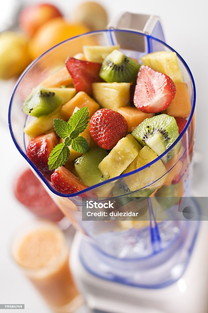 Fruits frais dans un mixeur - Photo de Fruit libre de droits