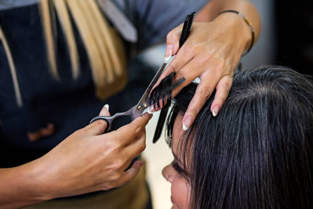 junge friseurin im schönheitssalon - owner hair salon beauty spa female stock-fotos und bilder