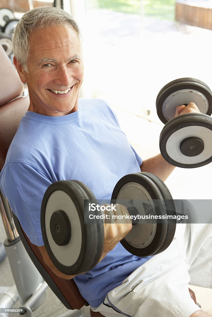 Senior Man Arbeit mit Gewichten im Fitnessstudio - Lizenzfrei 60-69 Jahre Stock-Foto