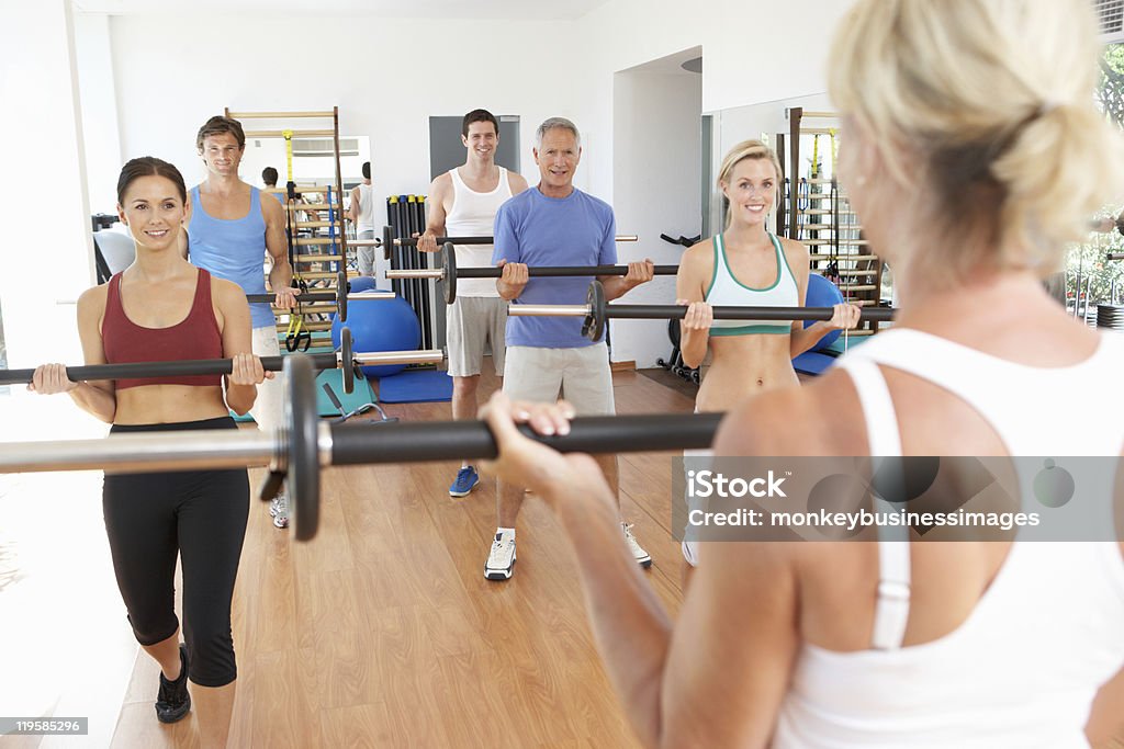 Grupo de levantamiento de pesas en el gimnasio - Foto de stock de Clase de ejercicio libre de derechos