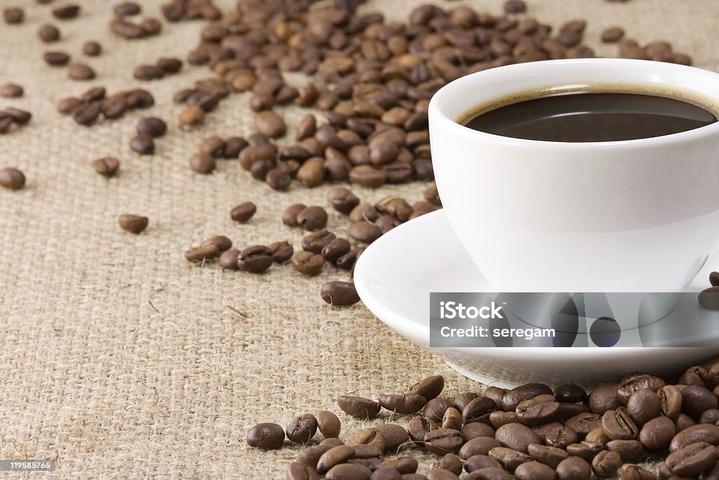 Tasse de café et les haricots sur jetant - Photo de Aliment rôti libre de droits