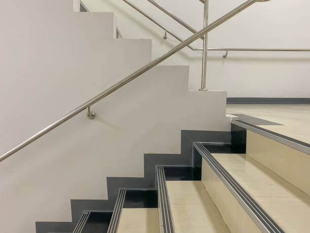 escaleras con barandilla de mano con fondo blanco - black ladder white staircase fotografías e imágenes de stock