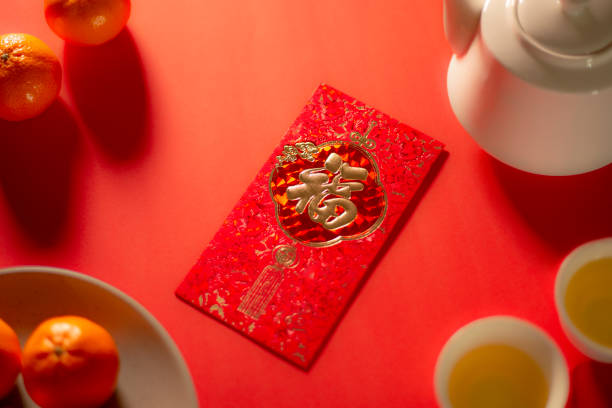 中国の新年の食べ物や飲み物は、赤い封筒アンパオと静物を飲みます。 - hong bao ストックフォトと画像